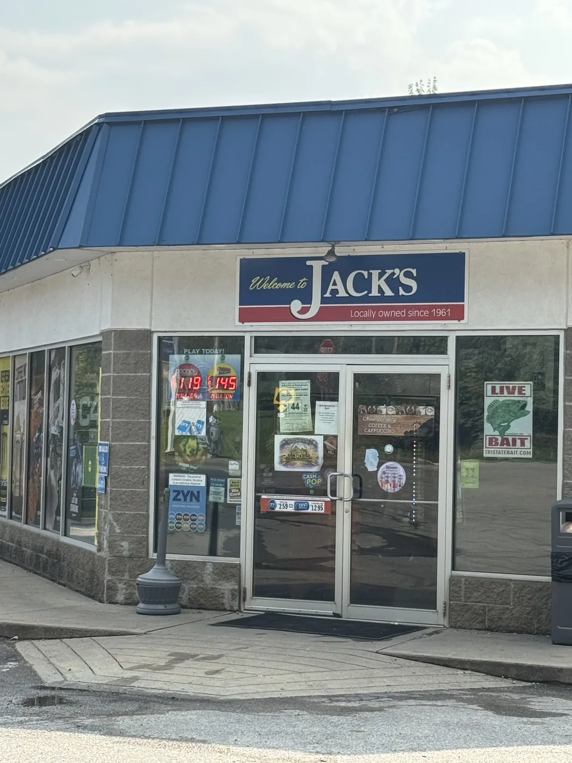 Front entrance of Jack's Independent Service in Darlington, Pennsylvania